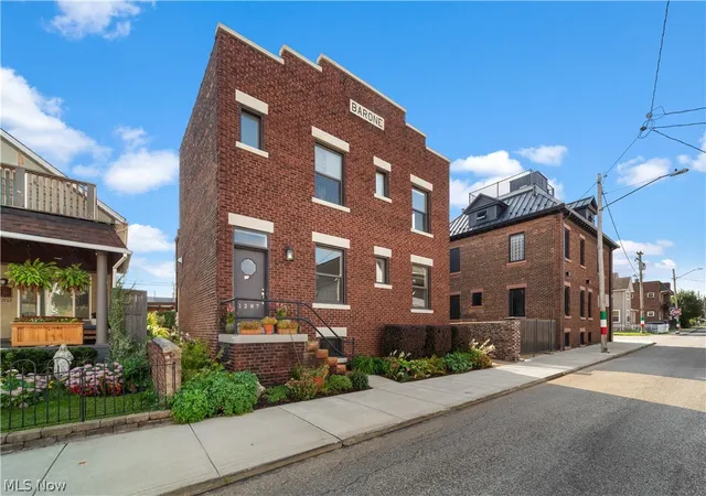 Listing Photo 3 - Condo for sale in building located at 1287 W 69th St, Cleveland, OH 44102