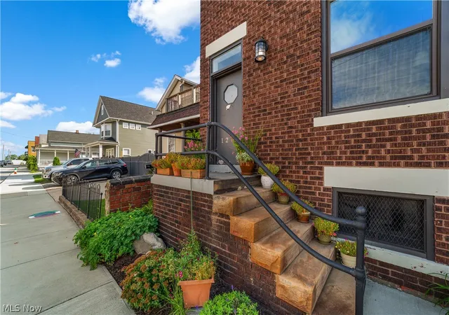 Listing Photo 4 - Condo for sale in building located at 1287 W 69th St, Cleveland, OH 44102