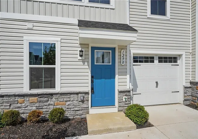Photo 2 of Townhouse for sale at 1290 Divot Cir, Akron, OH 44313 | MLS# 5243456 | Listing updated on 2026-10-07