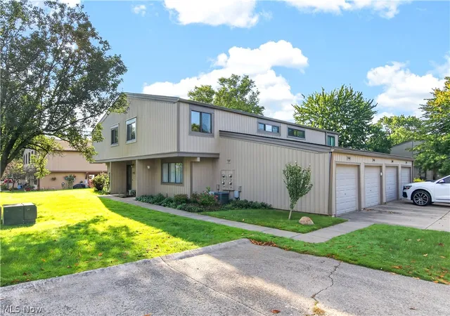 Photo 2 of Condo for sale at 11746 Harbour Light Dr, North Royalton, OH 44133 | MLS# 5243842 | Listing updated on 2026-09-11