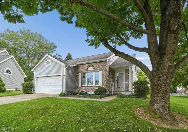 Photo 3 of Sale Pending at 3166 Plainfield Ct, Pickerington, OH 43147 | MLS# 5244185 | Listing updated on 2026-10-02