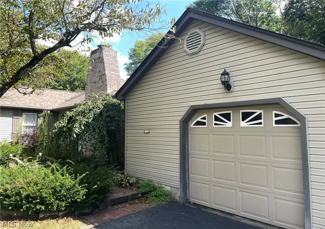 Photo 2 of Single family home for sale at 3255 Meadowlark Ln, Youngstown, OH 44511 | MLS# 5244189 | Listing updated on 2026-09-11