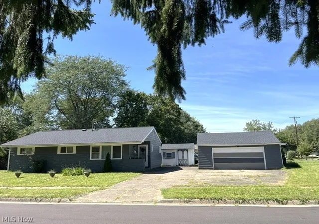 Photo 2 of Single family home for sale at 902 Warrington Rd, Akron, OH 44320 | MLS# 5243170 | Listing updated on 2026-09-30
