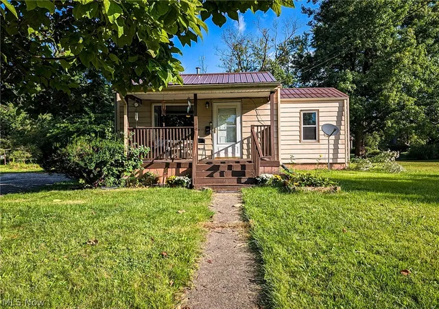 Photo 1 of Single family home for sale at 417 Douglas St Ne, Warren, OH 44483 | MLS# 5243133 | Listing updated on 2026-09-11
