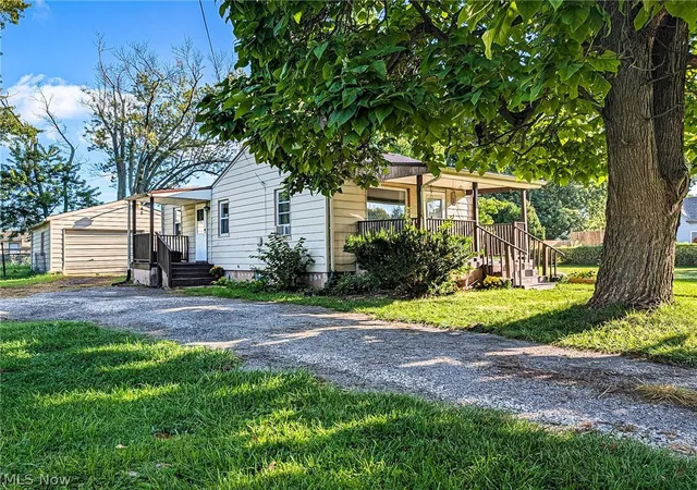 Photo 2 of Single family home for sale at 417 Douglas St Ne, Warren, OH 44483 | MLS# 5243133 | Listing updated on 2026-09-11