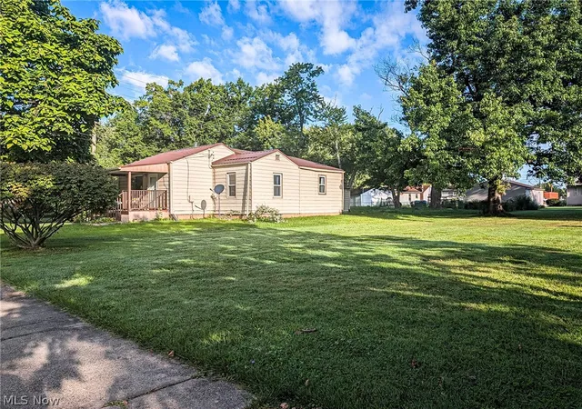 Photo 2 of Single family home for sale at 417 Douglas St NE, Warren, OH 44483 | MLS# 5243133 | Listing updated on 2026-09-11