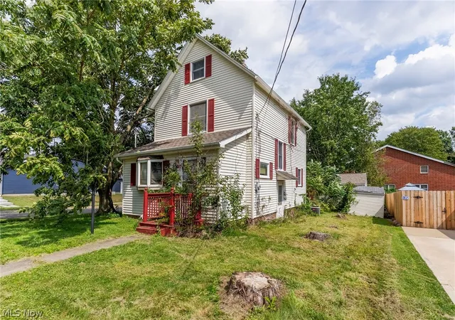 Photo 1 of Single family home for sale at 84 Prospect St, Struthers, OH 44471 | MLS# 5244210 | Listing updated on 2026-09-22