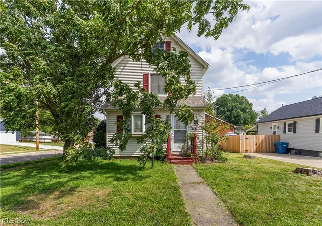 Photo 2 of Single family home for sale at 84 Prospect St, Struthers, OH 44471 | MLS# 5244210 | Listing updated on 2026-09-22