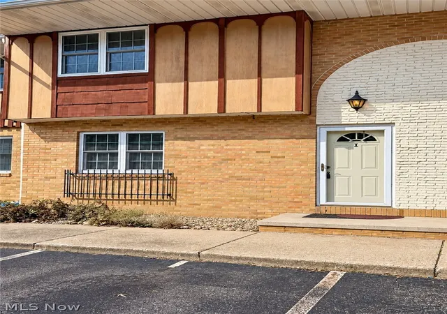 Photo 1 of Sale Pending at 290 Lincoln St Sw #I, Hartville, OH 44632 | MLS# 5242978 | Listing updated on 2026-09-12