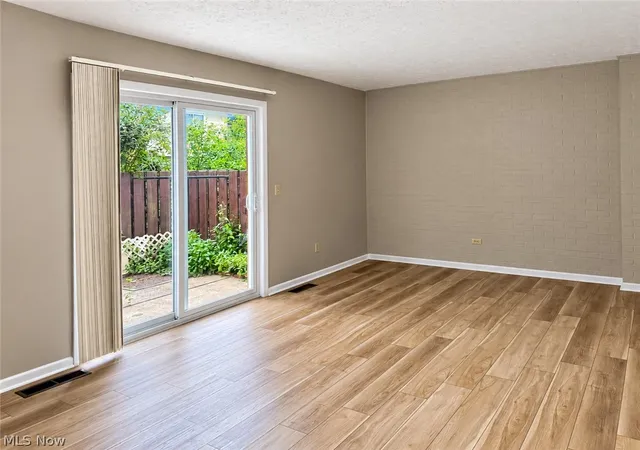 Listing Photo 5 - Condo for sale in building located at 290 Lincoln St Sw, Hartville, OH 44632 - Unit #I