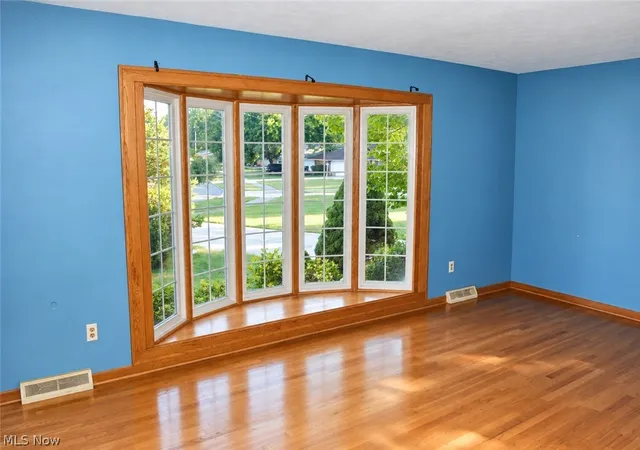 Photo 3 of Sale Pending at 1815 Oaklawn Dr, Cleveland, OH 44134 | MLS# 5241780 | Listing updated on 2026-10-01