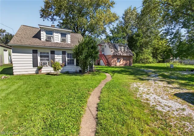 Photo 2 of Single family home for sale at 186 Parmely Ave, Elyria, OH 44035 | MLS# 5244280 | Listing updated on 2026-09-11