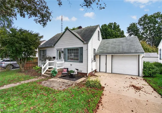 Photo 3 of Single family home for sale at 1308 Manor Ave Sw, Canton, OH 44710 | MLS# 5244041 | Listing updated on 2026-09-17