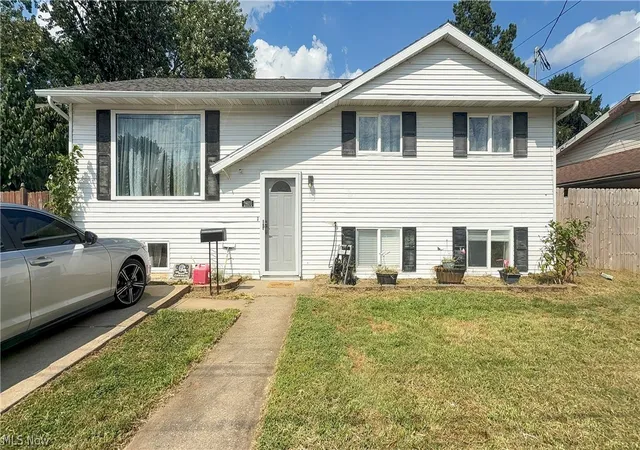 Photo 2 of Single family home for sale at 2601 22nd Avenue, Parkersburg, WV 26101 | MLS# 5243610 | Listing updated on 2026-09-11