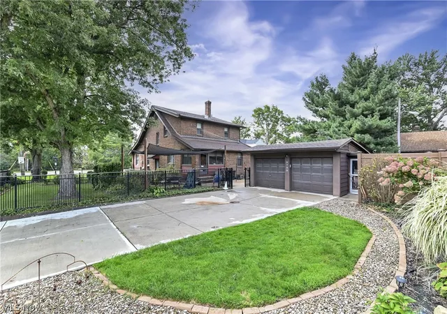 Photo 3 of Single family home for sale at 5733 Brecksville Rd, Independence, OH 44131 | MLS# 5244326 | Listing updated on 2026-09-12
