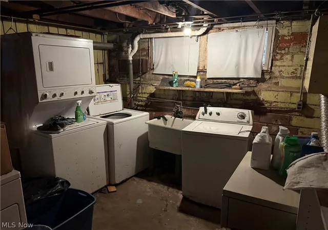Listing Photo 2 - Condo for sale in building located at 1574 Glenmont Rd, Cleveland, OH 44118