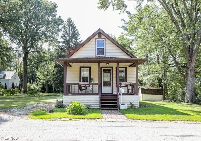 Photo 1 of Single family home for sale at 504 E Maple Ln, Ravenna, OH 44266 | MLS# 5244255 | Listing updated on 2026-09-12