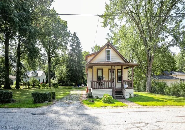 Photo 2 of Single family home for sale at 504 E Maple Ln, Ravenna, OH 44266 | MLS# 5244255 | Listing updated on 2026-09-12