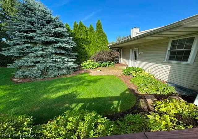Listing Photo 4 - Condo for sale in building located at 90 W Stonebrooke Dr, Chagrin Falls, OH 44022