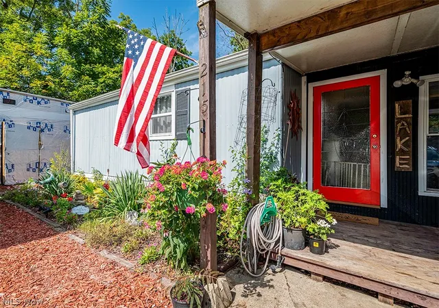Photo 2 of Single family home for sale at 215 Lake Shore Ter, Warren, OH 44481 | MLS# 5244453 | Listing updated on 2026-09-12