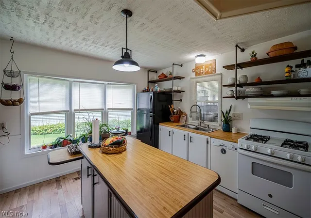 Photo 4 of Single family home for sale at 215 Lake Shore Ter, Warren, OH 44481 | MLS# 5244453 | Listing updated on 2026-09-12