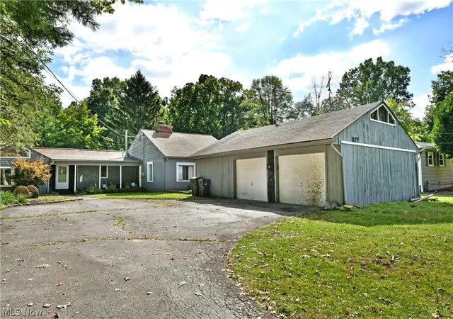 Photo 1 of Sale Pending at 927 Howland Wilson Rd Se, Warren, OH 44484 | MLS# 5244462 | Listing updated on 2026-09-13