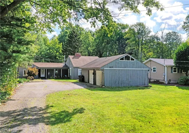 Photo 2 of Sale Pending at 927 Howland Wilson Rd Se, Warren, OH 44484 | MLS# 5244462 | Listing updated on 2026-09-13