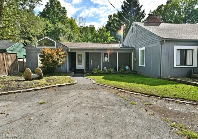 Photo 2 of Sale Pending at 927 Howland Wilson Rd SE, Warren, OH 44484 | MLS# 5244462 | Listing updated on 2026-09-13