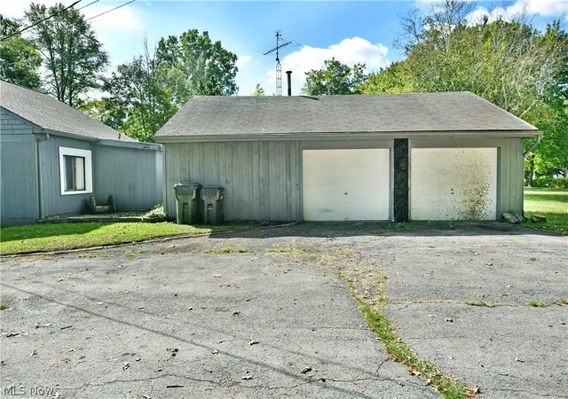 Photo 3 of Sale Pending at 927 Howland Wilson Rd SE, Warren, OH 44484 | MLS# 5244462 | Listing updated on 2026-09-13