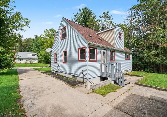 Photo 3 of Single family home for sale at 742 Avondale St, Kent, OH 44240 | MLS# 5244019 | Listing updated on 2026-09-13