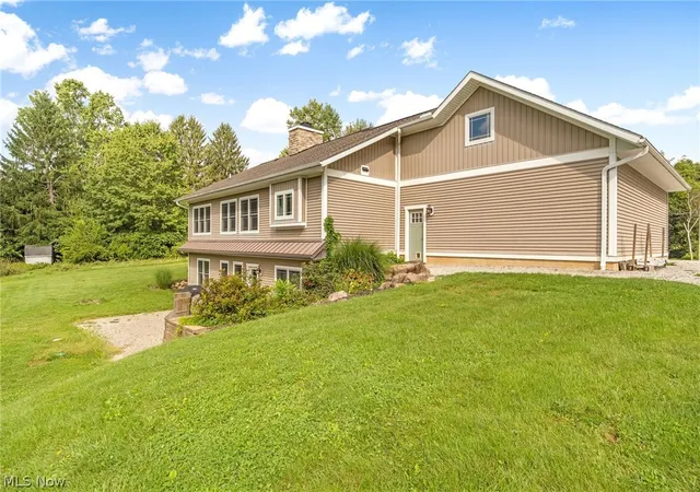 Photo 4 of Sale Pending at 2976 Greenleaf Rd, Akron, OH 44312 | MLS# 5244175 | Listing updated on 2026-09-16
