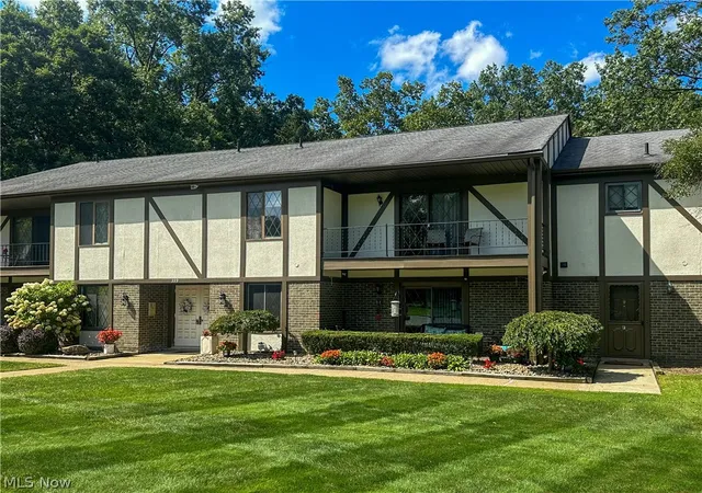 Listing Photo 1 - Condo for sale in building located at 399 Quarry Ln, Warren, OH 44483 - Unit #E