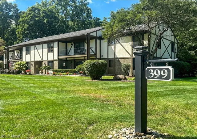 Listing Photo 2 - Condo for sale in building located at 399 Quarry Ln, Warren, OH 44483 - Unit #E
