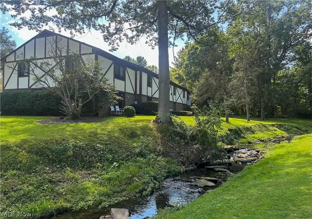 Listing Photo 3 - Condo for sale in building located at 399 Quarry Ln, Warren, OH 44483 - Unit #E
