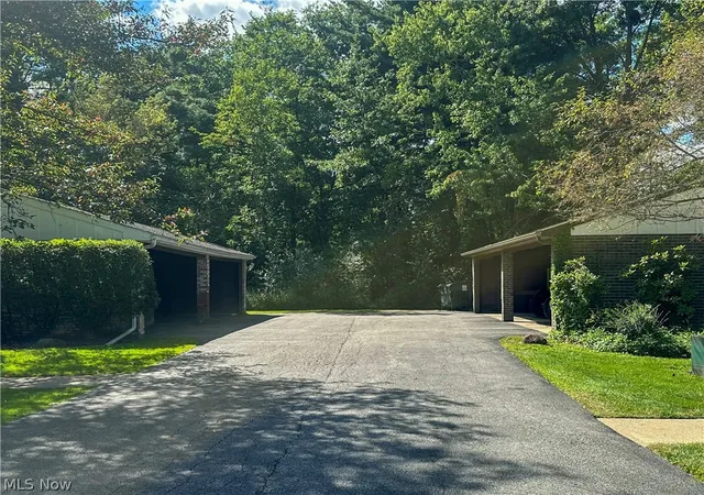 Listing Photo 5 - Condo for sale in building located at 399 Quarry Ln, Warren, OH 44483 - Unit #E