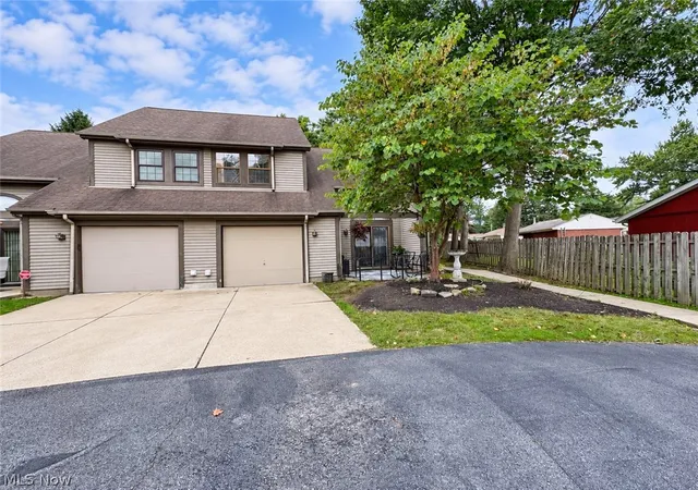 Photo 1 of Condo for sale at 3831 Ne Northwoods Ct #4, Warren, OH 44483 | MLS# 5244455 | Listing updated on 2026-09-14