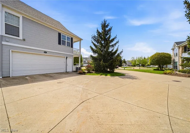 Listing Photo 3 - Condo for sale in building located at 351 E Legend Ct, Highland Heights, OH 44143 - Unit #C
