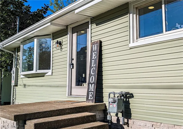 Photo 3 of Sale Pending at 945 14th Street Se, Massillon, OH 44646 | MLS# 5244095 | Listing updated on 2026-10-06