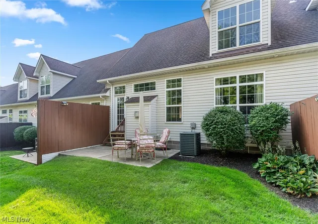 Listing Photo 2 - Condo for sale in building located at 10943 Rocky Ledge Ln, Concord Township, OH 44077