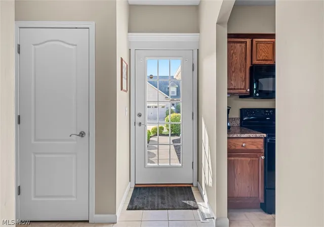 Listing Photo 4 - Condo for sale in building located at 10943 Rocky Ledge Ln, Concord Township, OH 44077