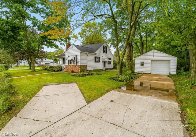 Photo 3 of Single family home for sale at 200 Gnau Ave Sw, Massillon, OH 44646 | MLS# 5242455 | Listing updated on 2026-10-07