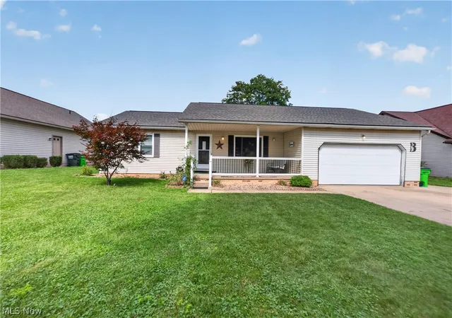 Single family home for sale at 763 Lockwood Rd, Barberton, OH 44203 | MLS# 5244858