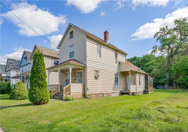 Photo 2 of Single family home for sale at 319 S Jackson St, Youngstown, OH 44506 | MLS# 5244731 | Listing updated on 2026-09-15