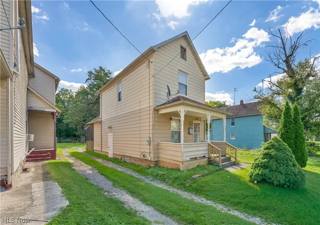 Photo 3 of Single family home for sale at 319 S Jackson St, Youngstown, OH 44506 | MLS# 5244731 | Listing updated on 2026-09-15