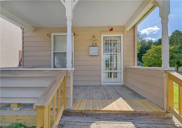 Photo 3 of Single family home for sale at 319 S Jackson St, Youngstown, OH 44506 | MLS# 5244731 | Listing updated on 2026-09-15