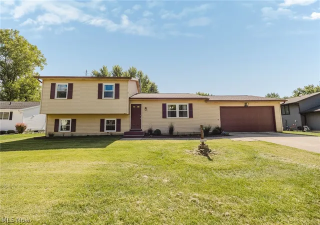 Photo 2 of Single family home for sale at 1004 Lancaster Dr, Medina, OH 44256 | MLS# 5243151 | Listing updated on 2026-10-03