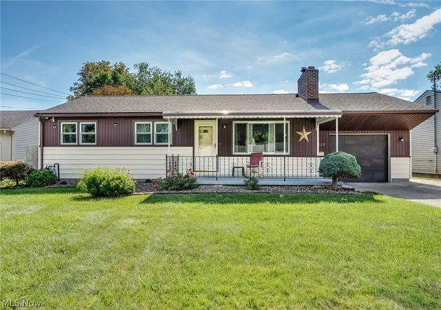 Single family home for sale at 3229 Glen Oaks Dr, Youngstown, OH 44511 | MLS# 5244937