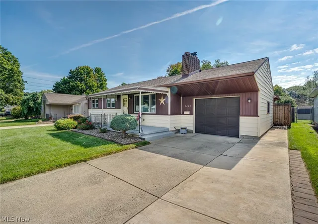 Photo 2 of Single family home for sale at 3229 Glen Oaks Dr, Youngstown, OH 44511 | MLS# 5244937 | Listing updated on 2026-09-15