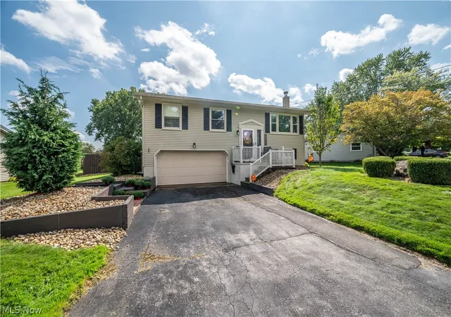 Photo 3 of Single family home for sale at 4585 Alderwood Dr, Canfield, OH 44406 | MLS# 5244753 | Listing updated on 2026-09-15