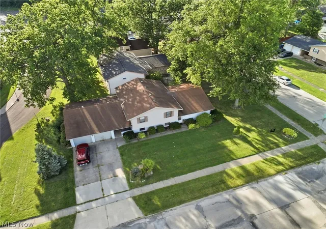 Listing Photo 2 - Condo for sale in building located at 1401-1403 Lindenwood Dr, Lorain, OH 44053